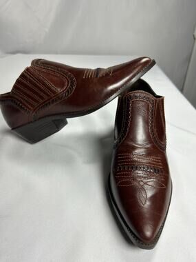Venus genuine leather women’s brown 
Shoes Made in Brazil size 9 western